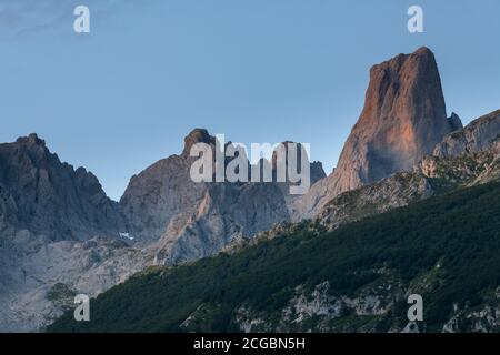 Naranjo de Bulnes, bekannt als PICU Urriellu, aus Camarmena Dorf bei Sonnenaufgang im Picos de Europa Nationalpark, Asturien in Spanien Stockfoto
