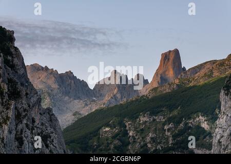 Naranjo de Bulnes, bekannt als PICU Urriellu, aus Camarmena Dorf bei Sonnenaufgang im Picos de Europa Nationalpark, Asturien in Spanien Stockfoto
