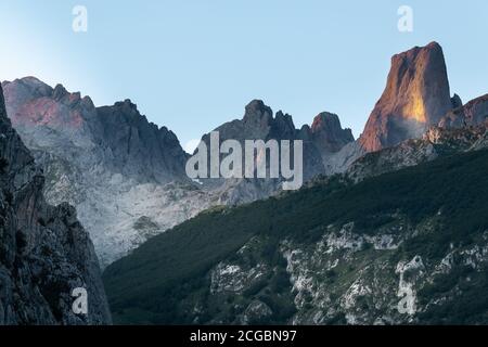 Naranjo de Bulnes, bekannt als PICU Urriellu, aus Camarmena Dorf bei Sonnenaufgang im Picos de Europa Nationalpark, Asturien in Spanien Stockfoto