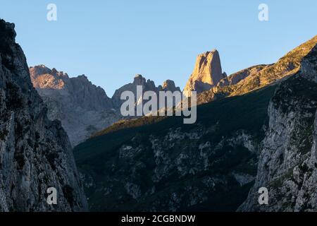 Naranjo de Bulnes, bekannt als PICU Urriellu, aus Camarmena Dorf bei Sonnenaufgang im Picos de Europa Nationalpark, Asturien in Spanien Stockfoto