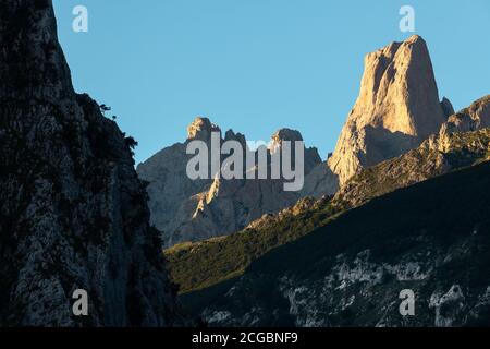 Naranjo de Bulnes Gipfel von Camarmeña Dorf bei Sonnenaufgang im Picos de Europa Nationalpark, Asturien in Spanien Stockfoto