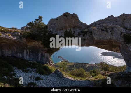 Natürlicher Bogen namens Ojo del Diablo (Auge des Teufels) in Kantabrien, Spanien Stockfoto