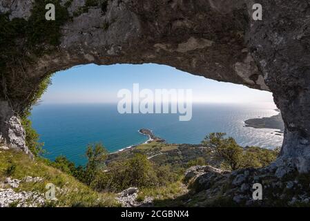 Natürlicher Bogen namens Ojo del Diablo (Auge des Teufels) in Kantabrien, Spanien Stockfoto