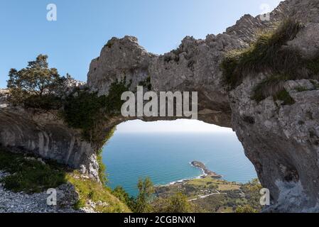 Natürlicher Bogen namens Ojo del Diablo (Auge des Teufels) in Kantabrien, Spanien Stockfoto