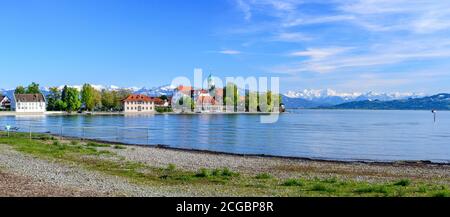 Schöne Aussicht auf Wasserburg am Bodensee mit verschneiten Bergen Im Hintergrund Stockfoto