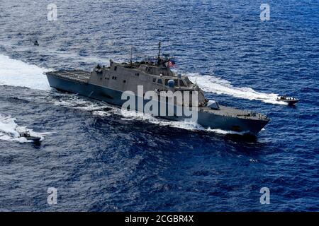 200907-N-YD864-1108 ATLANTIK (SEPT 7, 2020) - ein MQ-8B 'Fire Scout' und zwei starre Rumpf-Schlauchboote (RHIBs) führen Besuch, Bord, Suche und Beschlagnahme (VBSS) Training neben dem Freedom-Variant Littoral Combat Ship USS Sioux City (LCS 11). Sioux City wird in den Zuständigkeitsbereich des U.S. Southern Command entsandt, um die Mission der Joint Interagency Task Force South zu unterstützen, die auch die Bekämpfung des illegalen Drogenhandels in der Karibik und im Ostpazifik umfasst. (USA Navy Foto von Mass Communication Specialist Seaman Juel Foster/veröffentlicht) Stockfoto