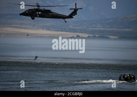 Flieger mit C. Company führen Training für Wasseraufzüge am Canyon Ferry Lake, Montana, durch. Das Training war das erste, das jemals in Montana durchgeführt wurde, um sicherzustellen, dass die Flugcrews sicher und schnell Wasserrettungs- und Hebeoperationen durchführen können. Stockfoto