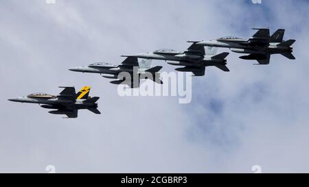 U.S. Marine Corps F/A-18D Hornate mit Marine All-Weather Fighter Attack Squadron (VMFA-AW) 242 fliegen in Formation in der Nähe der Marine Corps Air Station Iwakuni, Japan, 26. August 2020. Die F/A-18D Hornet ist ein multirole Flugzeug in der Lage, Flotte Luftverteidigung und Kraft Projektion. Marines mit VMFA (AW)-242 trainieren, um ihre Fähigkeiten zu erhalten und die Einsatzbereitschaft zu erhöhen, während sie nach vorne geposturt werden, um einen freien und offenen Indo-Pacific zu gewährleisten. (USA Marine Corps Foto von Lance CPL. Tyler Harmon) Stockfoto