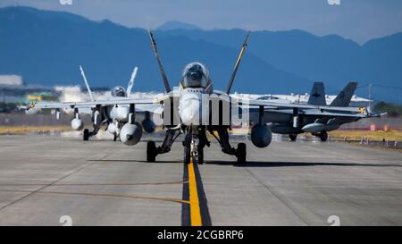 U.S. Marine Corps F/A-18D Hornets mit Marine All-Weather Fighter Attack Squadron (VMFA-AW) 242 Taxi die Landebahn bei Marine Corps Air Station Iwakuni, Japan, 26. August 2020. Die F/A-18D Hornet ist ein multirole Flugzeug in der Lage, Flotte Luftverteidigung und Kraft Projektion. Marines mit VMFA (AW)-242 trainieren, um ihre Fähigkeiten zu erhalten und die Einsatzbereitschaft zu erhöhen, während sie nach vorne geposturt werden, um einen freien und offenen Indo-Pacific zu gewährleisten. (USA Marine Corps Foto von Lance CPL. Tyler Harmon) Stockfoto