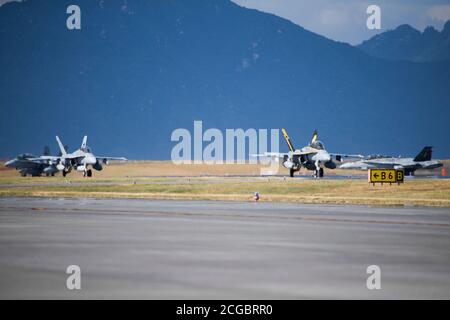 U.S. Marine Corps F/A-18D Hornets mit Marine All-Weather Fighter Attack Squadron (VMFA-AW) 242 Taxi die Landebahn bei Marine Corps Air Station Iwakuni, Japan, 26. August 2020. Die F/A-18D Hornet ist ein multirole Flugzeug in der Lage, Flotte Luftverteidigung und Kraft Projektion. Marines mit VMFA (AW)-242 trainieren, um ihre Fähigkeiten zu erhalten und die Einsatzbereitschaft zu erhöhen, während sie nach vorne geposturt werden, um einen freien und offenen Indo-Pacific zu gewährleisten. (USA Marine Corps Foto von Lance CPL. Tyler Harmon) Stockfoto