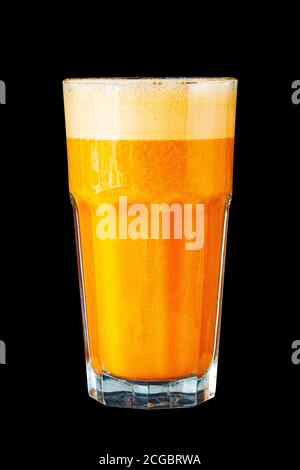 Gelber Smoothie (orange, Mandarine) in einer großen Glasschale gegen eine dunkle Wand. Stockfoto