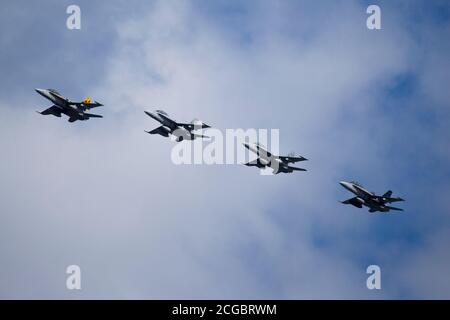 U.S. Marine Corps F/A-18D Hornate mit Marine All-Weather Fighter Attack Squadron (VMFA-AW) 242 fliegen in Formation in der Nähe der Marine Corps Air Station Iwakuni, Japan, 26. August 2020. Die F/A-18D Hornet ist ein multirole Flugzeug in der Lage, Flotte Luftverteidigung und Kraft Projektion. Marines mit VMFA (AW)-242 trainieren, um ihre Fähigkeiten zu erhalten und die Einsatzbereitschaft zu erhöhen, während sie nach vorne geposturt werden, um einen freien und offenen Indo-Pacific zu gewährleisten. (USA Marine Corps Foto von Lance CPL. Tyler Harmon) Stockfoto