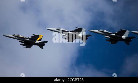 U.S. Marine Corps F/A-18D Hornate mit Marine All-Weather Fighter Attack Squadron (VMFA-AW) 242 fliegen in Formation in der Nähe der Marine Corps Air Station Iwakuni, Japan, 26. August 2020. Die F/A-18D Hornet ist ein multirole Flugzeug in der Lage, Flotte Luftverteidigung und Kraft Projektion. Marines mit VMFA (AW)-242 trainieren, um ihre Fähigkeiten zu erhalten und die Einsatzbereitschaft zu erhöhen, während sie nach vorne geposturt werden, um einen freien und offenen Indo-Pacific zu gewährleisten. (USA Marine Corps Foto von Lance CPL. Tyler Harmon) Stockfoto