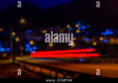 Tail Light Motion Trails und Lichtbokeh im Hintergrund - Dunkles Bild - Langzeitbelichtung - Nachtfotografie Stockfoto