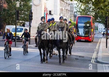 London, Großbritannien. September 2020. London. 10/09/2020. Mitglieder des Militärs reiten heute Morgen in Whitehall im Zentrum von London auf Pferden. Foto: Ιoannis Alexopoulos/ ALAMY LIVE NEWS Stockfoto