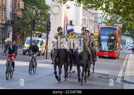 London, Großbritannien. September 2020. London. 10/09/2020. Mitglieder des Militärs reiten heute Morgen in Whitehall im Zentrum von London auf Pferden. Foto: Ιoannis Alexopoulos/ ALAMY LIVE NEWS Stockfoto