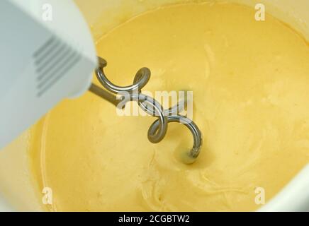 Handmixer mit Teig in einer Schüssel Stockfoto
