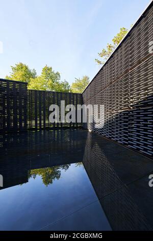 Der Innenraum des Serpentine Pavilion 2018 auf dem Rasen der Serpentine Gallery in Kensington Gardens, London. Entworfen von der mexikanischen Architektin Frida Escobedo. Stockfoto