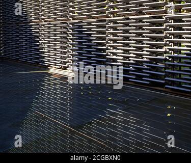 Der Innenraum des Serpentine Pavilion 2018 auf dem Rasen der Serpentine Gallery in Kensington Gardens, London. Entworfen von der mexikanischen Architektin Frida Escobedo. Stockfoto