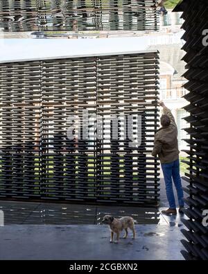 Der Innenraum des Serpentine Pavilion 2018 auf dem Rasen der Serpentine Gallery in Kensington Gardens, London. Entworfen von der mexikanischen Architektin Frida Escobedo. Stockfoto