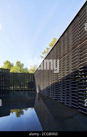 Der Innenraum des Serpentine Pavilion 2018 auf dem Rasen der Serpentine Gallery in Kensington Gardens, London. Entworfen von der mexikanischen Architektin Frida Escobedo. Stockfoto