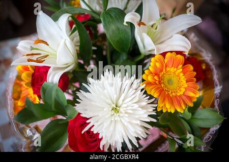 Draufsicht auf einen schönen Strauß aus Lilien, Rosen, Chrysanthemen und Gerberas für den Urlaub. Stockfoto