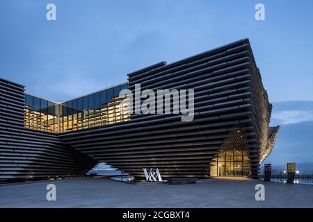 Das kürzlich eröffnete V&A Museum, Dundee, Schottland, Großbritannien in der Abenddämmerung wurde im September 2018 ein Museum für modernes Design eröffnet. Stockfoto