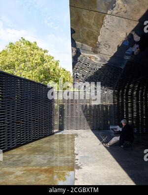 Der Innenraum des Serpentine Pavilion 2018 auf dem Rasen der Serpentine Gallery in Kensington Gardens, London. Entworfen von der mexikanischen Architektin Frida Escobedo. Stockfoto