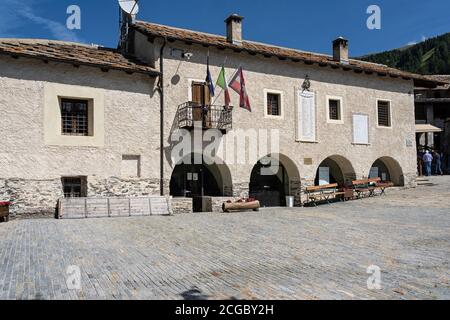 'Elva, Cuneo/Italien - 08 12 20: Das Rathaus des kleinen und schönen Dorfes Elva mit einer Gedenktafel für seine gefallen sodier im 1. Weltkrieg ' Stockfoto