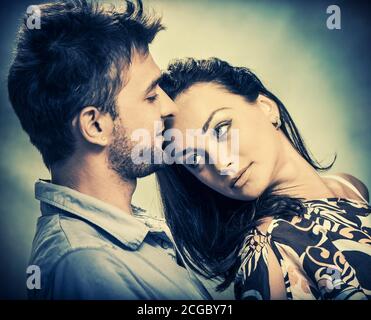Junge glückliche Koppel Porträt mit Nahaufnahme emotionale Gesichter Stockfoto