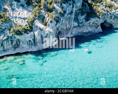 Cala Luna, Küste und Höhlen mit türkisfarbenem Meerwasser, Golf von Orosei, Sardinien Stockfoto