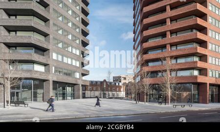 Hoxton Press ist ein Wohnprojekt an der südwestlichen Ecke des Colville Estate, einer Wohnsiedlung in Hackney, East London. Die beiden Wohntürme von David Chipperfield Architects, jeweils 16 und 20 Stockwerke, sind Teil dieses Masterplans und wurden von Anthology in Auftrag gegeben. Das Projekt wurde Ende 2018 abgeschlossen. Hoxton, London, Großbritannien. Stockfoto