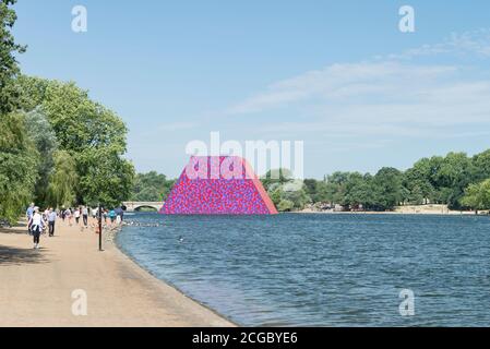 Die London Mastaba von Christo und Jeanne-Claude ist eine temporäre Skulptur im Hyde Park, die aus horizontal gestapelten Fässern auf einer schwimmenden Plattform in Serpentine Lake besteht. Installiert für den Sommer 2018 in London, Großbritannien. Stockfoto