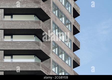 Hoxton Press ist ein Wohnprojekt an der südwestlichen Ecke des Colville Estate, einer Wohnsiedlung in Hackney, East London. Die beiden Wohntürme von David Chipperfield Architects, jeweils 16 und 20 Stockwerke, sind Teil dieses Masterplans und wurden von Anthology in Auftrag gegeben. Das Projekt wurde Ende 2018 abgeschlossen. Hoxton, London, Großbritannien. Stockfoto