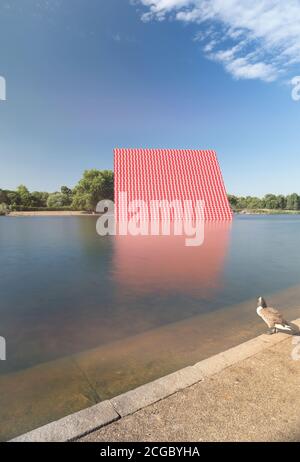 Die London Mastaba von Christo und Jeanne-Claude ist eine temporäre Skulptur im Hyde Park, die aus horizontal gestapelten Fässern auf einer schwimmenden Plattform in Serpentine Lake besteht. Installiert für den Sommer 2018 in London, Großbritannien. Stockfoto