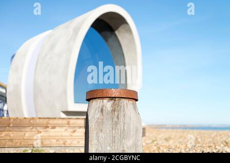 The Spy Glass, eine postmoderne, rotierende Strandhütte, die 2017 an der Küste von Eastbourne, Großbritannien, installiert wurde. Design von Jak Studio. Stockfoto