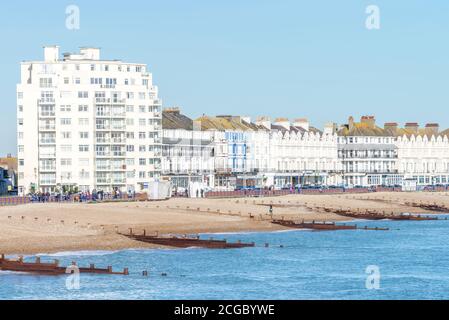 The Spy Glass, eine postmoderne, rotierende Strandhütte, die 2017 an der Küste von Eastbourne, Großbritannien, installiert wurde. Design von Jak Studio. Stockfoto