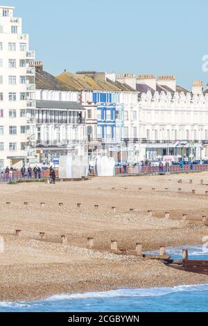 The Spy Glass, eine postmoderne, rotierende Strandhütte, die 2017 an der Küste von Eastbourne, Großbritannien, installiert wurde. Design von Jak Studio. Stockfoto