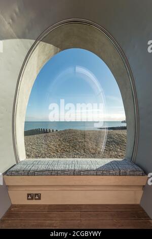 The Spy Glass, eine postmoderne, rotierende Strandhütte, die 2017 an der Küste von Eastbourne, Großbritannien, installiert wurde. Design von Jak Studio. Stockfoto