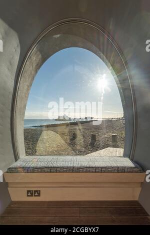 The Spy Glass, eine postmoderne, rotierende Strandhütte, die 2017 an der Küste von Eastbourne, Großbritannien, installiert wurde. Design von Jak Studio. Stockfoto