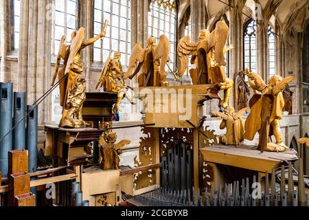 Kirchenorgeln und Holzskulpturen Stockfoto