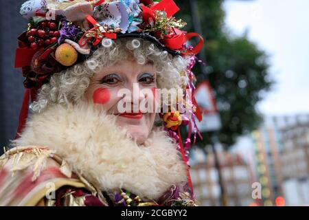 Die jährliche zwölfte Abendfeier, aufgeführt von den Lions Part Players, Theateraufführungsprozession, Bankside, London, England Stockfoto