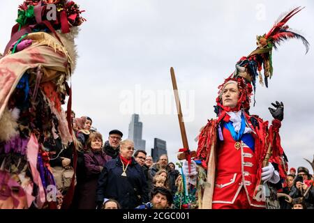 Die jährliche zwölfte Abendfeier, aufgeführt von den Lions Part Players, Theateraufführungsprozession, Bankside, London, England Stockfoto