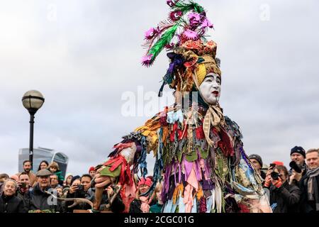 Die jährliche zwölfte Abendfeier, aufgeführt von den Lions Part Players, Theateraufführungsprozession, Bankside, London, England Stockfoto