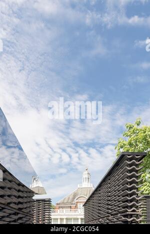 Serpentine Pavilion 2018 der mexikanischen Architektin Frida Escobedo, installiert vor der Serpentine Gallery, Kensington Gardens, London, UK. Stockfoto