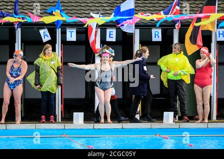 Teilnehmer der UK Cold Water Swimming Championships, Tooting Bec Lido, London, England, Großbritannien Stockfoto