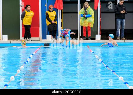 Teilnehmer der UK Cold Water Swimming Championships, Tooting Bec Lido, London, England, Großbritannien Stockfoto