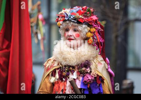 Die jährliche zwölfte Abendfeier, aufgeführt von den Lions Part Players, Theateraufführungsprozession, Bankside, London, England Stockfoto