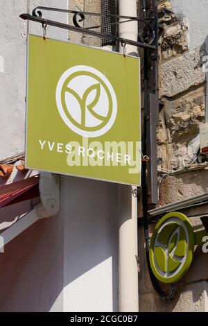 Bordeaux , Aquitaine / Frankreich - 09 01 2020 : Yves Rocher Logo grün und Textschild vor dem Geschäft Boutique des französischen Beauty-Produkte-Shop Stockfoto