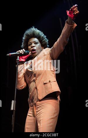 Sängerin Macy Gray tritt live beim GruVillage 105 Music Festival (Grugliasco, Turin, Italien) auf; sie performt ihr Werk Ruby. Stockfoto